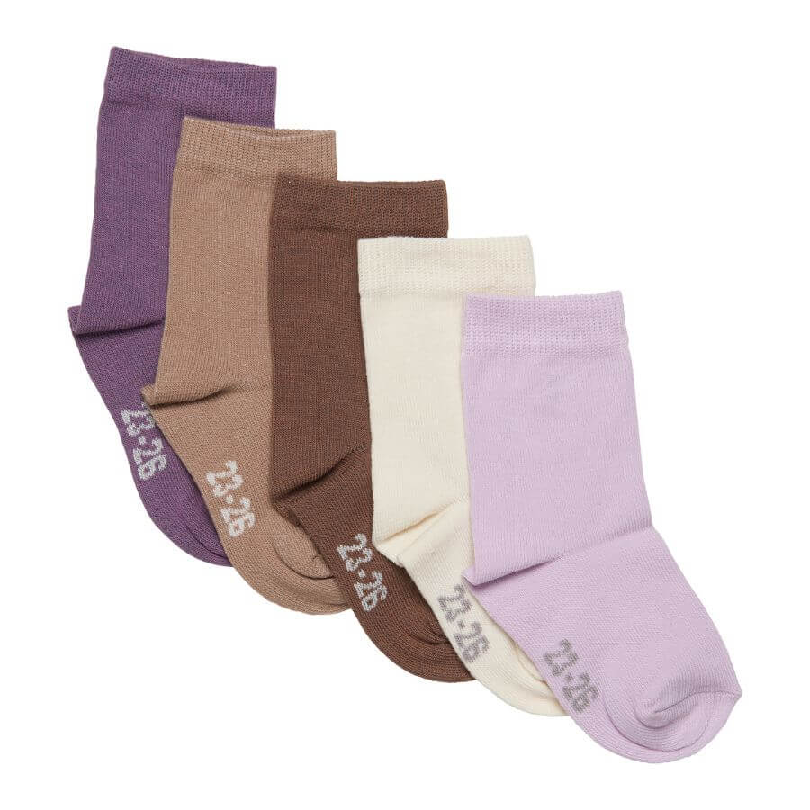 Kvalitné detské ponožky Minymo 5247 v jednofarebných odtieňoch.  Ponožky majú navrchu rebrovaný pás, vďaka ktorému dobre padnú. 5-balenie.